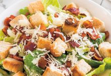 Photo of Салат Цезарь с беконом и яйцом